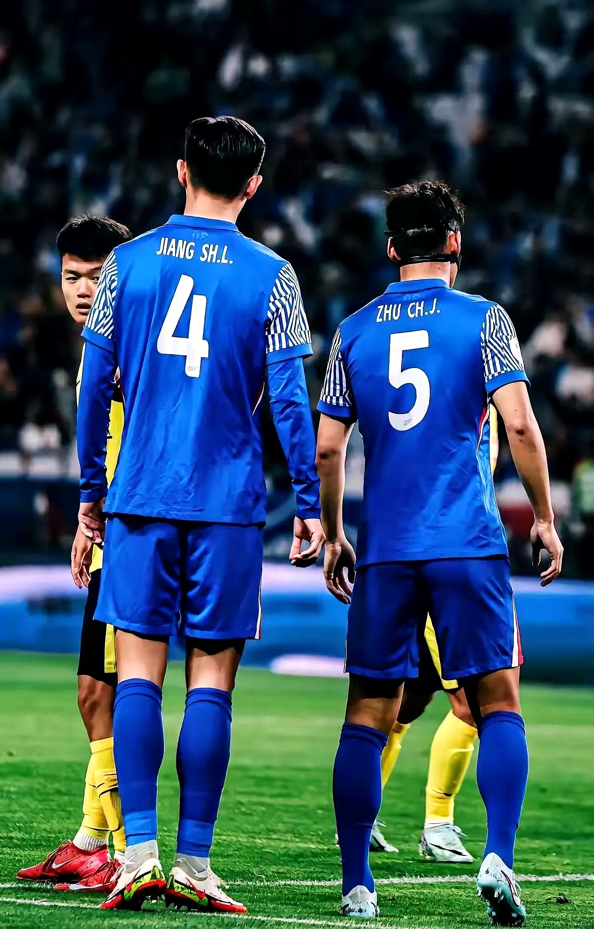 上海申花发布备战花絮，关键时刻手感冰凉，葡超任务艰巨，更衣室氛围转暖 