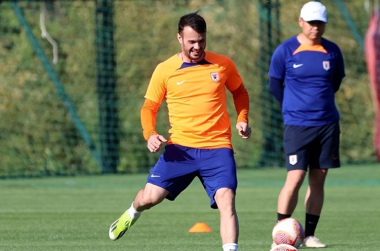 清晨荷甲传出新动向，国际米兰官宣签约，管理层表态——目标明确，年轻球员得到机会的简单介绍-华体会官方网站